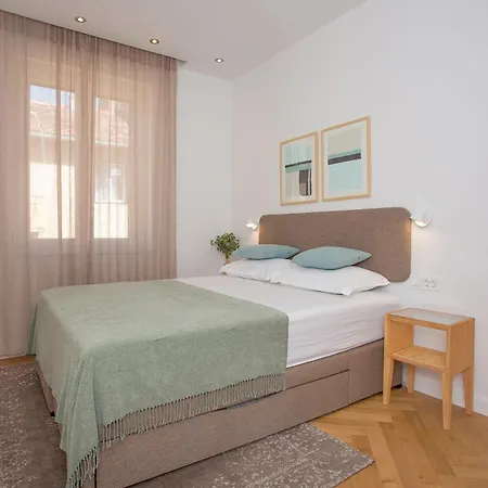 New Orange Boutique L * Split